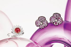 まばゆい光を放つルビーやサファイアが力をくれるお守りに「ショパール」