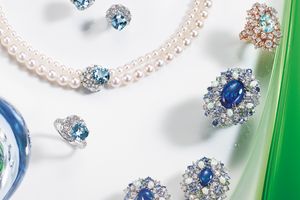 夏のお洒落に彩りを添える色石のジュエリー。ブルーグラデーションが放つ 知的で気品溢れる輝き