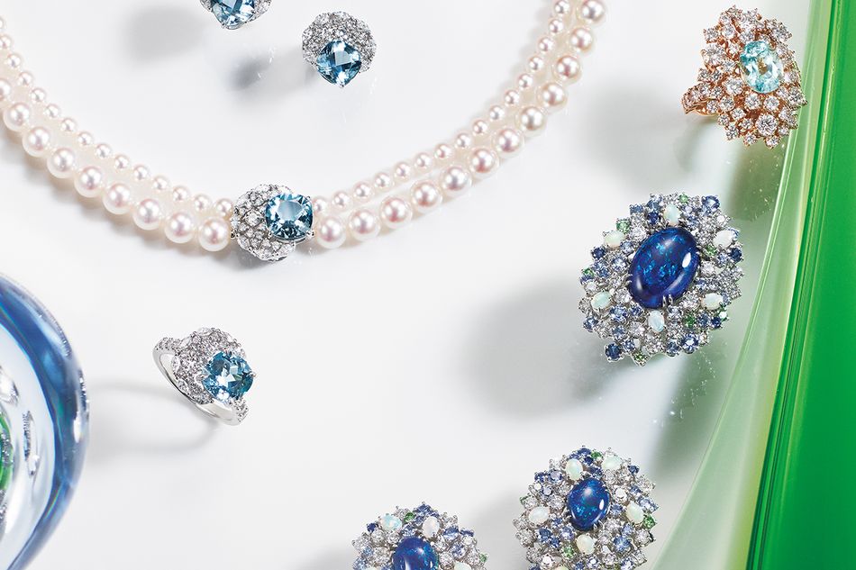 夏のお洒落に彩りを添える色石のジュエリー。ブルーグラデーションが放つ 知的で気品溢れる輝き