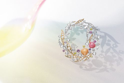 自然の美しさが際立つ「ミキモト」の 天然真珠のブローチを胸もとに