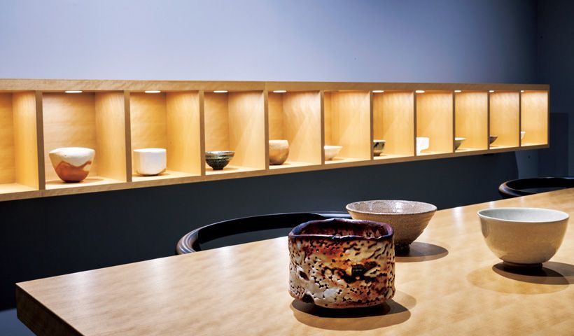 現代作家の茶碗がずらりと並ぶ、通称「茶碗ルーム」。テーブル上は、手前から加藤亮太郎、柳下季器、今泉 毅。