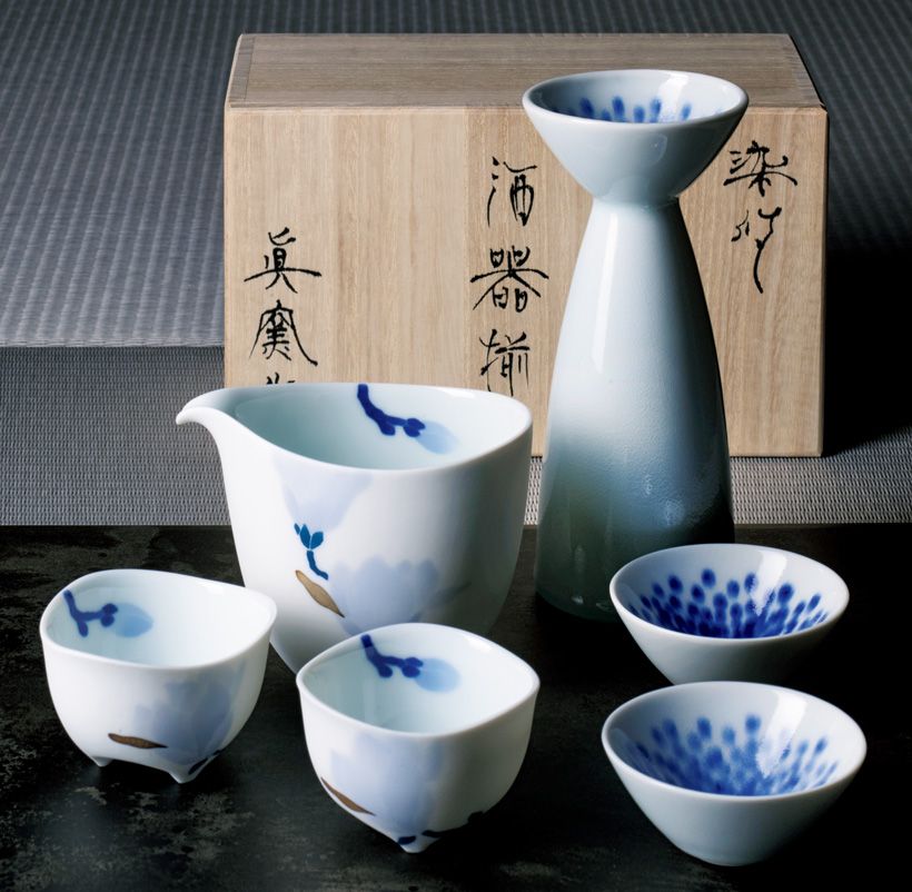 シンガポールで“かっこいい”ギフトとして人気を集めているという酒器セット。右は副久製陶所 徳利（径6.7 × 高さ15.8センチ）、左は眞窯 片口（幅10 × 奥行き7 × 高さ7.7センチ）