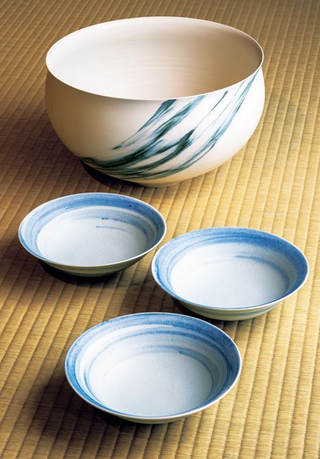 奥は西田宣生 作 染付大鉢(径26 × 高さ16.5センチ)15万4000円 手前は染付浅鉢(径17 × 高さ5.5センチ)各6600円