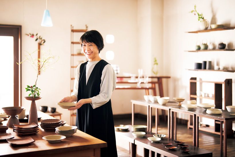 店主の吉田美穂子さん。お店では年15〜20回の企画展を開催している。
