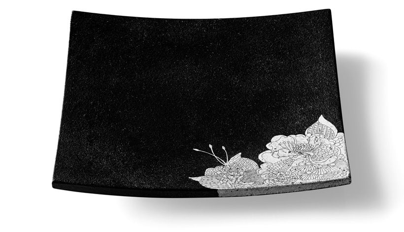 針描による繊細な蒔絵が印象的。銘々皿「季（とき）の花」黒木紗世 作（参考商品）