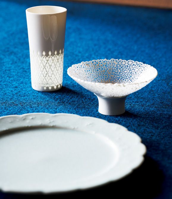 すべて大前 史 作。茶筅筒「花かんむり」(径4.7 × 高さ9.5センチ)6万6000円 蛍手(ほたるで)酒器「深々」(径9.5 × 高さ4.5センチ、参考商品) いっちん輪花皿(径17.5 × 高さ1.8センチ)4950円