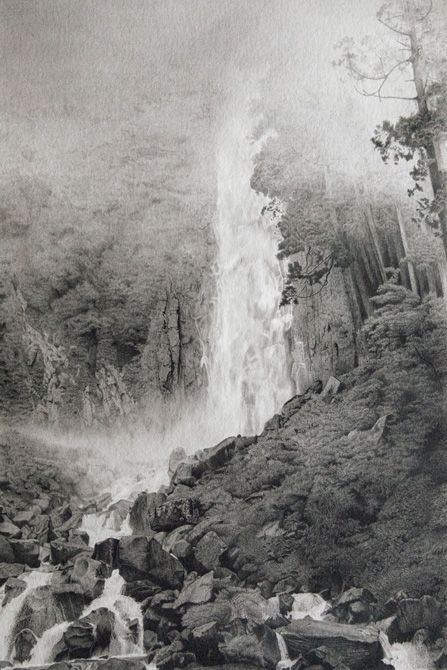 「那智瀧図Ⅵ─水煙─」（部分）鉛筆、ブリストル紙：篠田教夫さんの新作。鉛筆画。線を極力出さない柔らかな筆致が幽玄の美を醸し出す。岩や水流の表現は精緻を極める。