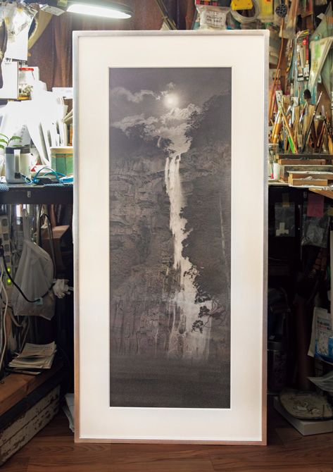 篠田さんのアトリエにて「那智瀧図Ⅳ─朧─」（鉛筆、ブリストル紙）。
