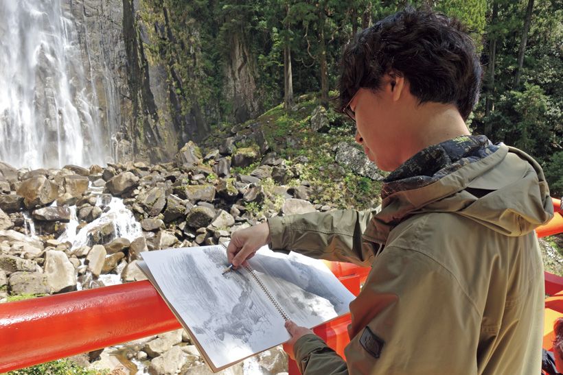 今回の出展作家たちは連れ立って現地に足を運んだ。スケッチしたり、座禅を組んで瞑想したり、作家によって取材の仕方もさまざま。写真は塩谷さん。