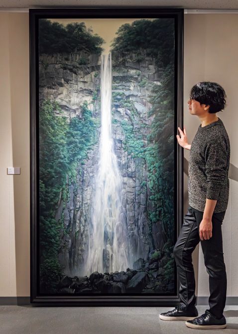 「一の瀧」油彩、キャンバス：2017年に発表した塩谷 亮さんの作品。那智瀧の飛沫がもたらすひんやりした空気が伝わってくるようなスケール感溢れる表現で描いている。