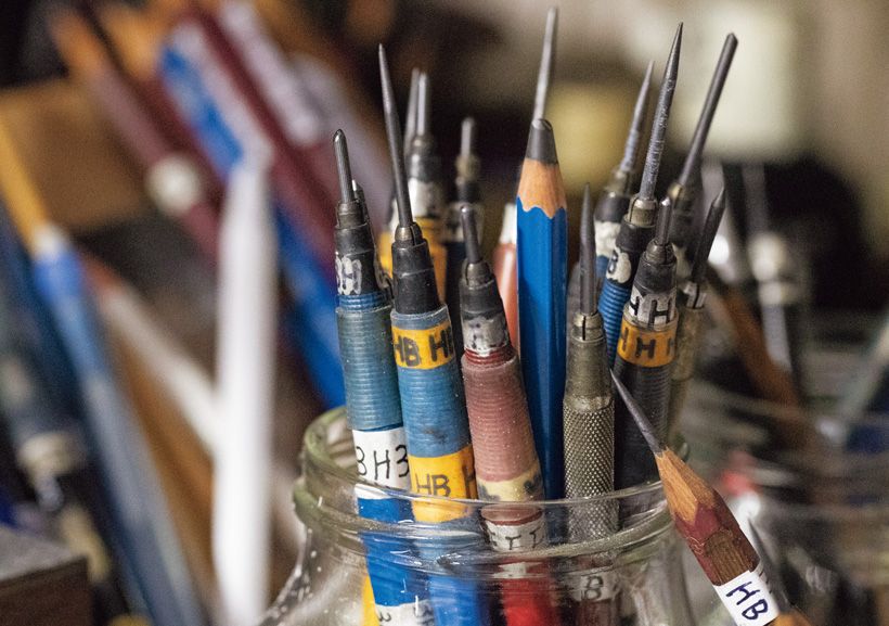 多種の鉛筆と消しゴムを駆使して描く作品では、鉛筆の線条を極力出さないようにするため削り方も独特。