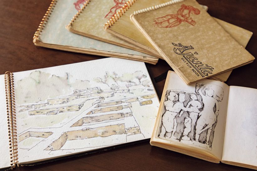 アジアの仏教遺跡を訪ねた際のスケッチ帳。その場でロットリングのペンで描いたとは思えないほど丹念に描写された数々の絵の延長線上に、今回の那智瀧の作品がある。