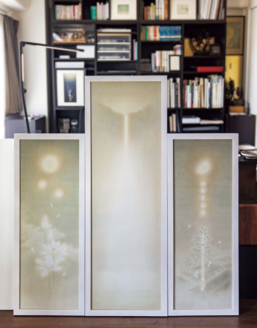 奥山さんのアトリエにて「那智瀧図」（胡粉、顔料、和紙）。3点の構成は中央が本尊、左右が脇侍をイメージしたもの。左が蓮、右が榊と熊野那智大社の県天然記念物、秀衡（ひでひら）桜。