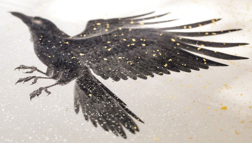 「八咫烏─導き─」（紙本彩色）三本足の八咫烏は神武天皇を熊野から大和へと導いた伝説の鳥。焼いた群青でより強い黒にしている。作品自体は横長の構図。