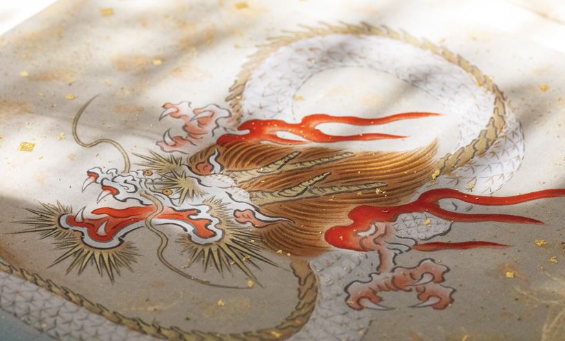 「雲のかたち」（絹本彩色）龍は瀧の上に浮かぶ白い雲。龍や獣たちといった古典的なモティーフをその意味とともに現代に即した形で表現するのが谷津さんの手法。