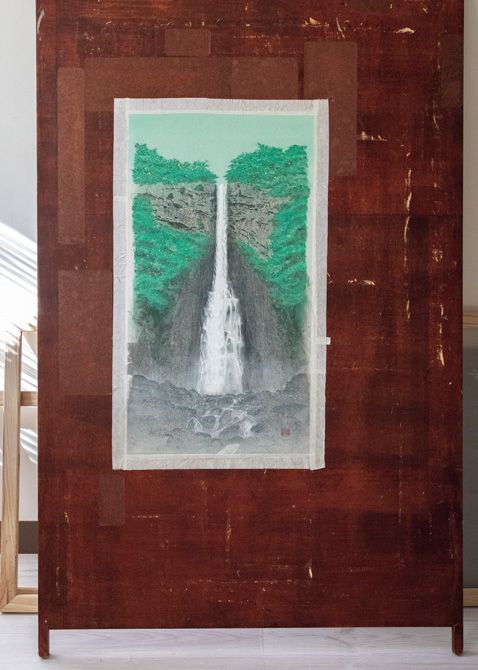 「那智大瀧─碧─」（絹本彩色）藝大のアトリエにて撮影。