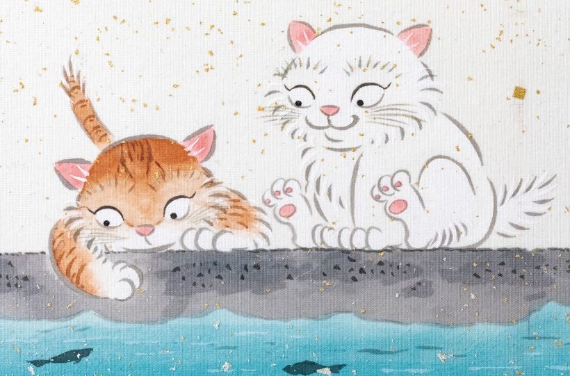 「港のはなし」（絹本彩色）海辺で遊ぶ谷津作品ではおなじみの猫たち。展覧会では扇面にして額装される予定。