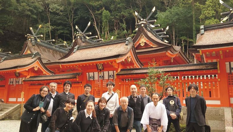 画家たちが集まって熊野那智大社に取材兼会場の下見に行った際の写真。男成洋三宮司を囲んで。