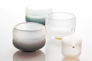 うつわ作家・俵藤ひでとさん　アクリルを削り出した光の茶碗