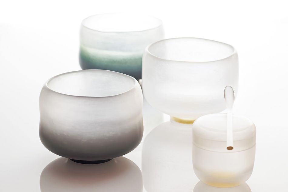 うつわ作家・俵藤ひでとさん　アクリルを削り出した光の茶碗