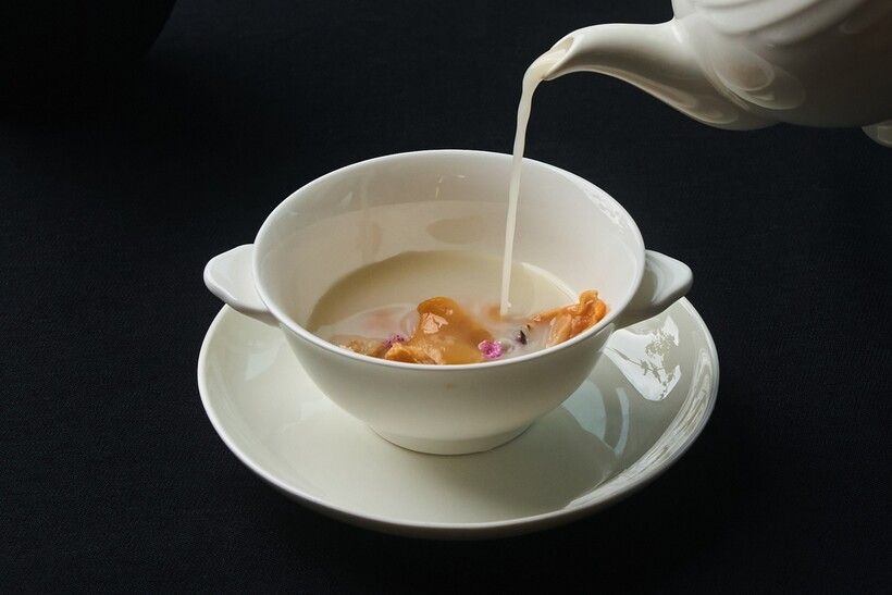 湖南の伝統料理に着想を得た「貝と紫蘇のスープ」。白湯と出汁の繊細な味わいに、紫蘇の清涼感や青唐辛子の鮮烈な辛味が重なる。貝の歯ごたえが良いアクセントに。 