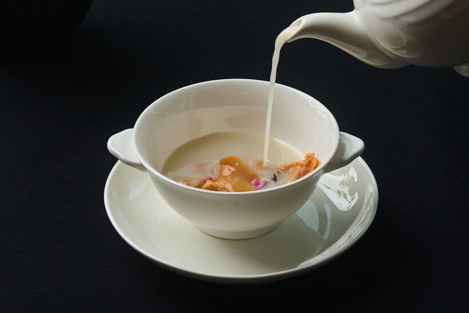 湖南の伝統料理に着想を得た「貝と紫蘇のスープ」。白湯と出汁の繊細な味わいに、紫蘇の清涼感や青唐辛子の鮮烈な辛味が重なる。貝の歯ごたえが良いアクセントに。 