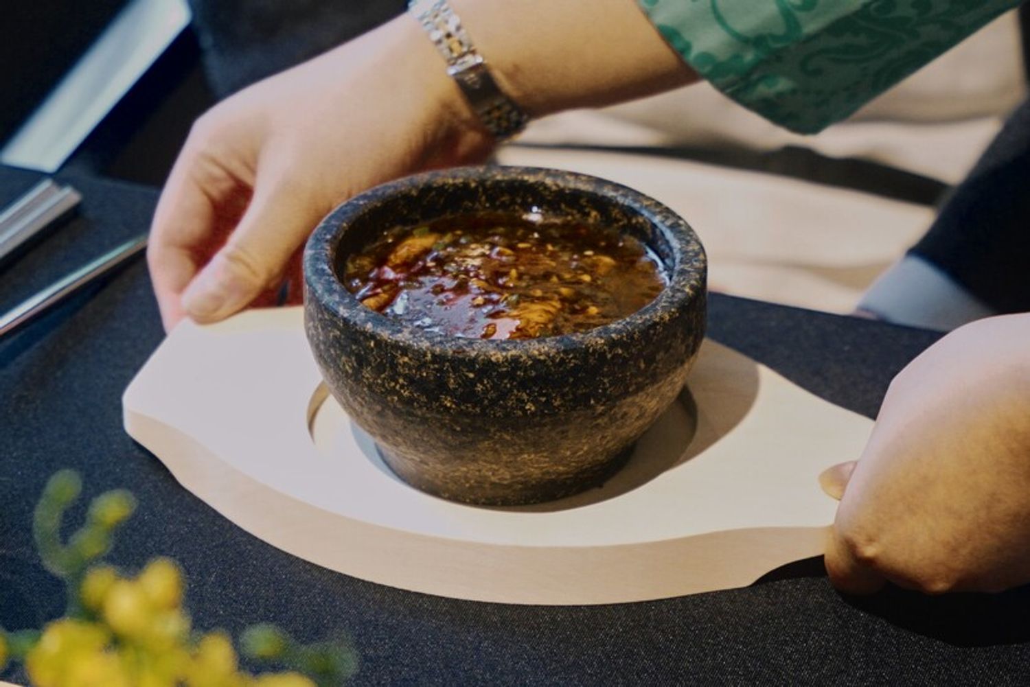 コースのメインは熱々の石鍋で登場する「和牛肉の辛味ソース」。自家製豆腐に和牛サーロインを重ね、麻辣ソースをたっぷりと。大ぶりのサーロインとなめらかな豆腐に旨辛な麻辣ソースが調和し、濃厚な旨味を堪能できる。 