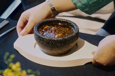 コースのメインは熱々の石鍋で登場する「和牛肉の辛味ソース」。自家製豆腐に和牛サーロインを重ね、麻辣ソースをたっぷりと。大ぶりのサーロインとなめらかな豆腐に旨辛な麻辣ソースが調和し、濃厚な旨味を堪能できる。 