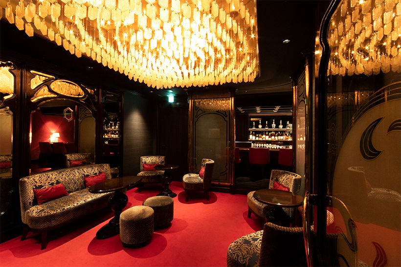 暗めの空間に豪奢なシャンデリアとワインレッドの内装がドラマティックなウエイティングルームは以前のまま。ゲストのみ利用できるバーもある。