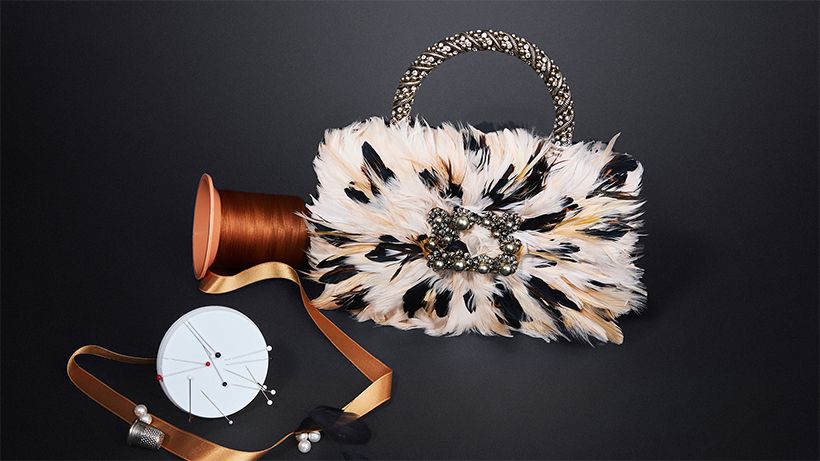 幾何学的にアレンジしたジラフ柄に羽根で野性美をプラス。｢ジラフェット｣797万600円