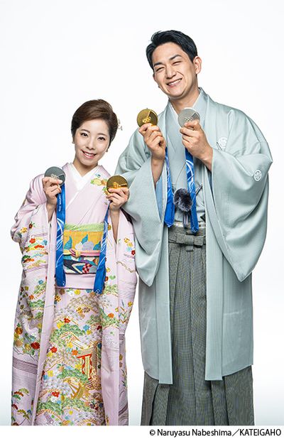 ミラノ・コルティナ冬季五輪での金メダルを披露する三浦璃来さん＆木原龍一さん