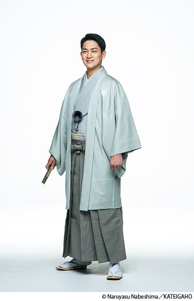 木原龍一さん。きもの・羽織・帯・袴一式／銀座もとじ 男のきもの 扇子／白竹堂 履物／銀座ぜん屋本店