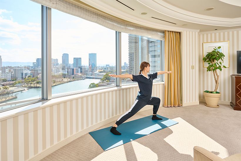 宿泊するスイートルーム内で、フィットネスクラブの専門トレーナーによるパーソナル レッスンが体験できる。