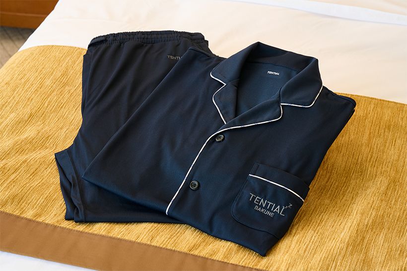 客室内に用意されるリカバリーウェア「BAKUNE Pajamas Dry」 。