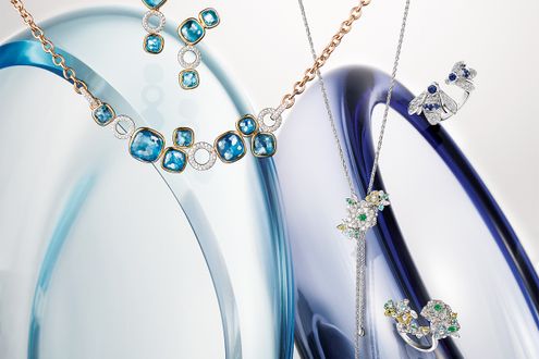 爽やかなブルーで気分涼やかに。個性を宿す色と形で、やさしく寄り添うジュエリー