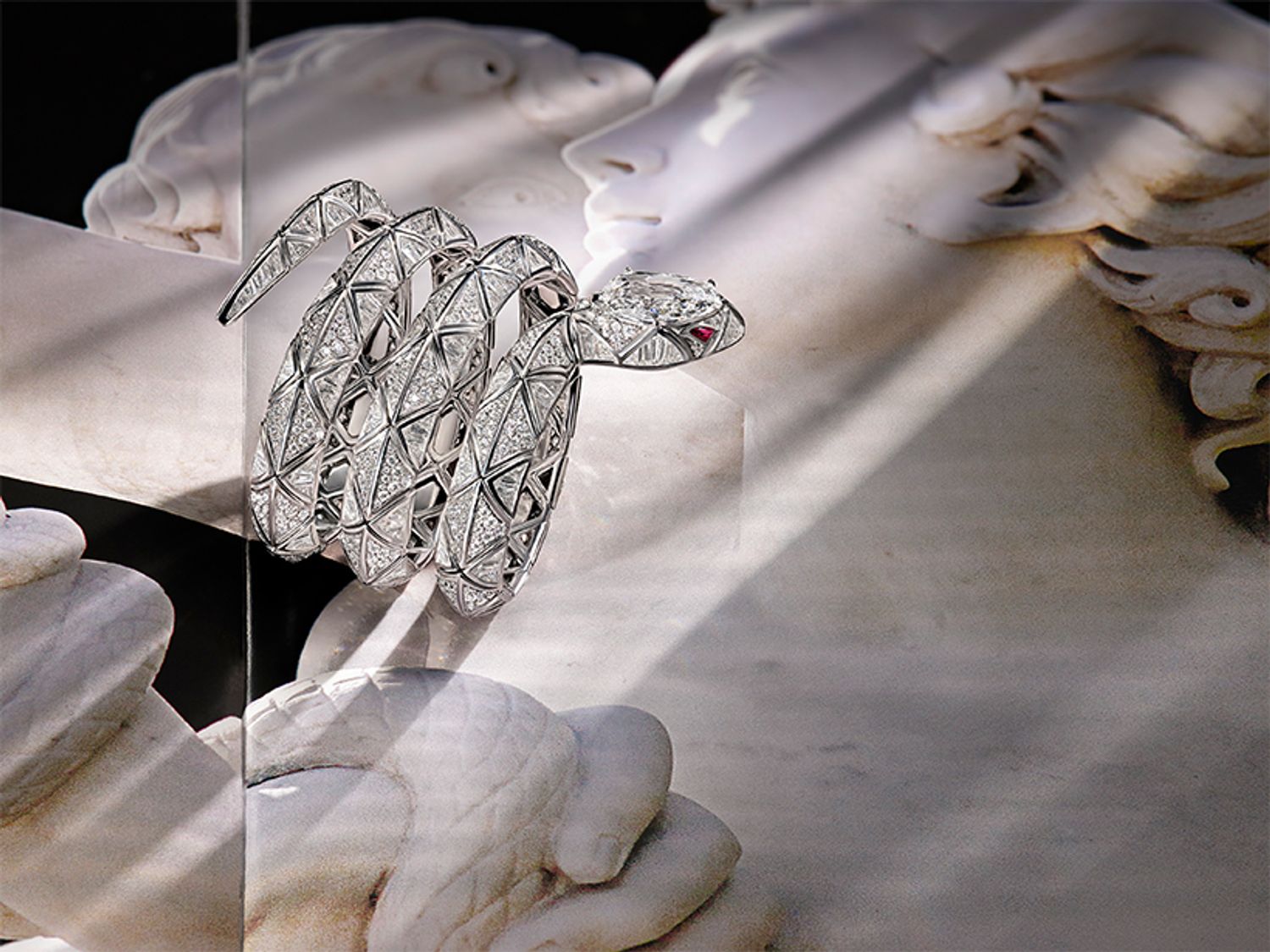 「セルペンティ インフィニア ハイジュエリー ブレスレット」©BVLGARI