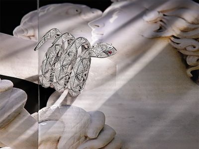 「セルペンティ インフィニア ハイジュエリー ブレスレット」©BVLGARI