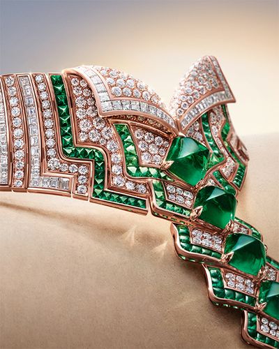 「エメラルド ストラータ ハイジュエリー ネックレス」©BVLGARI