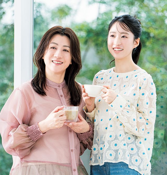 朝は温かい飲み物で一日をスタート。野々村さんは豆乳入りのソイラテ、一花さんは白湯やポタージュスープがお気に入り。野々村さん・ブラウス1万890円／EGLANTINE　ほかすべてスタイリスト私物　一花さん・ブラウス7290円／Isn’t she?　デニム5990円／神戸レタス