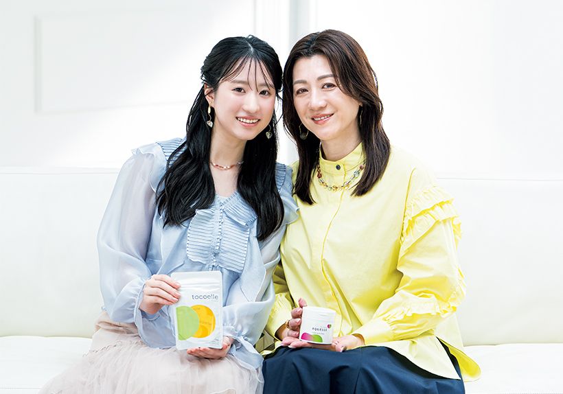 野々村さん・シャツ2万2000円　スカート1万3200円／ともにEGLANTINE　ネックレス1万1000円／アビステ　ピアス3740円／マチルダローズ　リング4万2800円／KUWARTO（805showroom） 一花さん・ブラウス1万3200円　スカート1万3750円／ともにJILL by JILL STUART（JILL STUART ルミネエスト新宿店） ネックレス1万2100円／KUWARTO（805showroom） イヤリング3740円／マチルダローズ
