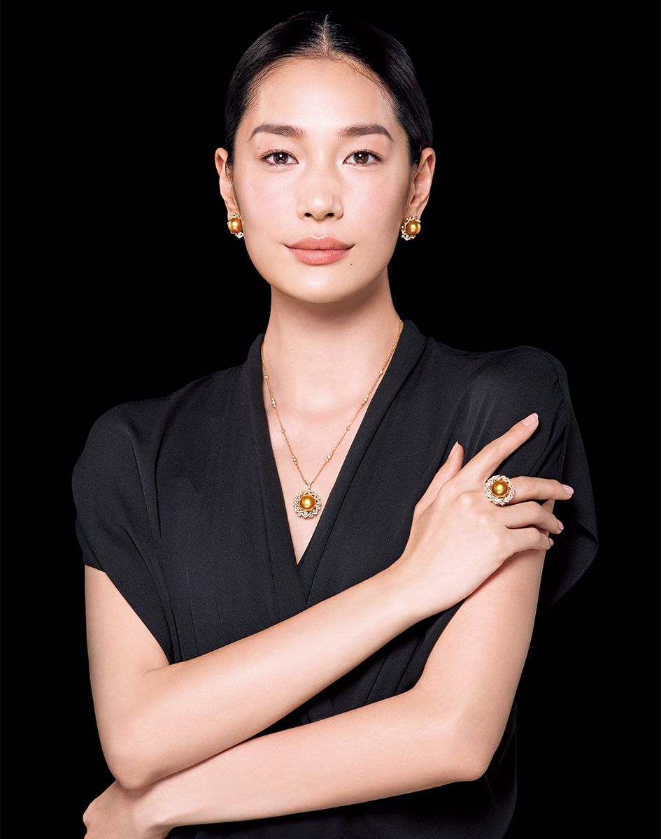 イヤリング（YG×白蝶真珠ゴールデン12ミリ／12ミリ×ダイヤモンド）1210万円　ペンダント（<a href="#seibido001">1枚目の写真</a>と同じ。YG×白蝶真珠ゴールデン14ミリ×ダイヤモンド）1320万円　リング（<a href="#seibido001">1枚目の写真</a>と同じ。YG×白蝶真珠ゴールデン13ミリ×ダイヤモンド）1100万円／すべて清美堂真珠　ドレス68万2000円（参考価格）／ジョルジオ アルマーニ（ジョルジオ アルマーニ ジャパン）