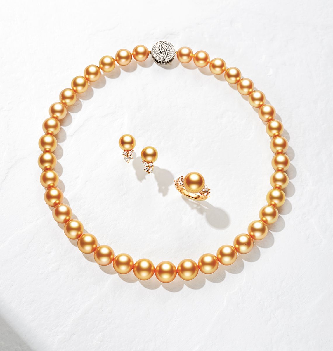 ネックレス（WG×白蝶真珠ゴールデン10～12ミリ×ダイヤモンド） 1210万円　ピアス（YG×白蝶真珠ゴールデン10ミリ／10ミリ×ダイヤモンド）176万円　リング（YG×白蝶真珠ゴールデン12ミリ×ダイヤモンド）330万円／すべ て清美堂真珠