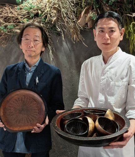 左はプロジェクトの中心人物である指物師の吉澤良一さん、右はSHIROIYA HOTEL「the RESTAURANT」エグゼクティブシェフの片山ひろさん