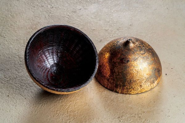 JO-GO 浄-合は、藤原盆をすり鉢に見立てた体験型アイテム。たとえばゲストの目の前でハーブやスパイスを調合し、オリジナルドリンクを作ることができます