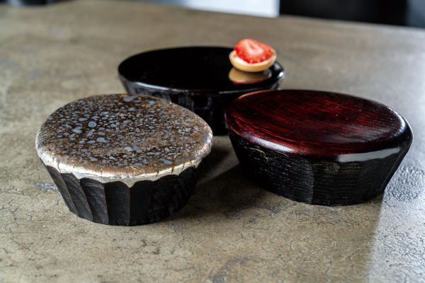 デザート用のuffe 卵はかつての皇室献上品をモチーフにした盛り付け台で、黒漆の艶が料理の美しさを引き立てます