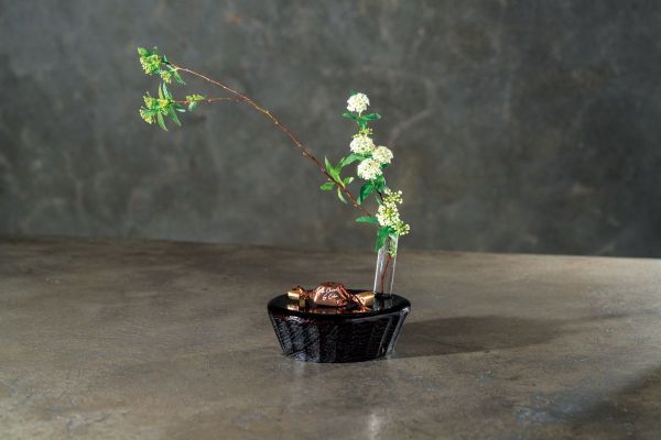 SunSuiは季節の草花と茶菓子を同時に盛り付けられる、山と水の風情をオマージュした茶道発の器です