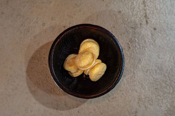 フジワラ・ボウルは古作の藤原盆のこね鉢を現代の小皿に縮小し、サラダボウルにも盛り付けの器にもできる現代的な自由さを加えました