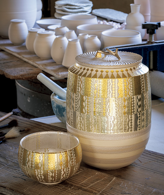 家財道具陶磁器工芸は金の道が順調である. うつわ作家・高橋朋子さん 金銀の幾何学模様が映し出す自然の情景