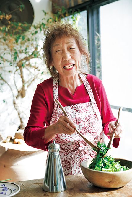 北村光世（きたむらみつよ）さん　1939年京都府生まれ。アメリカ・ミシガン州ホープカレッジ卒業。 帰国後、青山学院大学にてスペイン語の教鞭をとる。94年からは 食文化研究に専念。著書に『おいしいハーブ暮らし12か月 キッ チンガーデン発 元気のレシピ』（世界文化社）、『シンプルに無駄 なく　85歳、ノンナさんの食卓』（東京書籍）ほか多数。