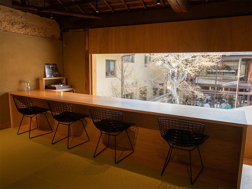 中庭に面したカウンター席。アナログレコードプレーヤーからは、ドリンクに合わせて選ばれた音楽が流れる。